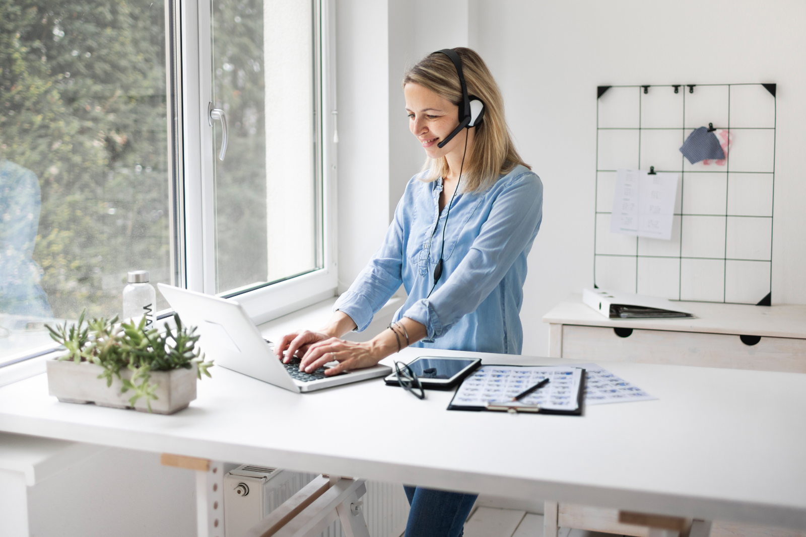 Electric adjustable standing desk with digital controls